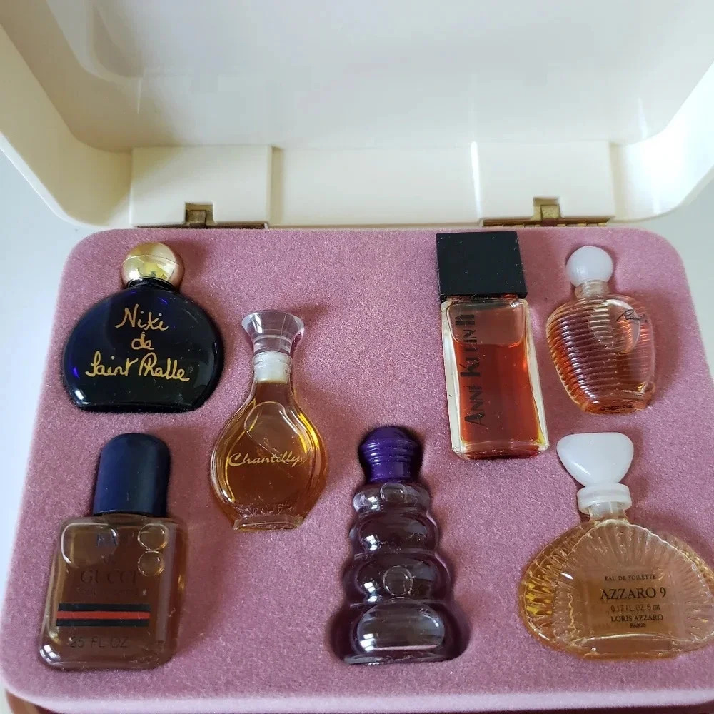 Vintage 1980s set of 7 Mini Perfumes in Plastic Case. - Picture 2 of 14